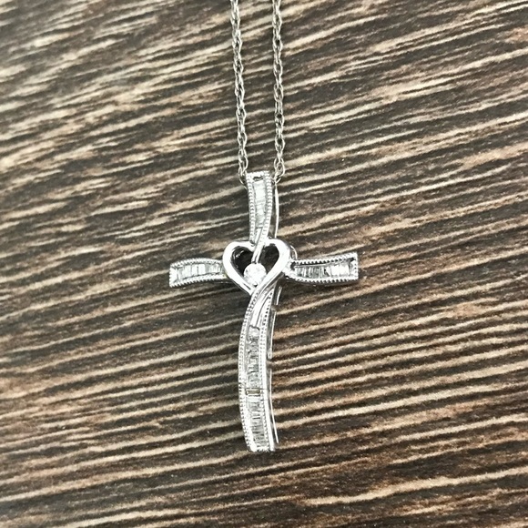 Stunning Helzberg Diamond 1/5 CT Diamond Cross Necklace - Picture 6 of 8